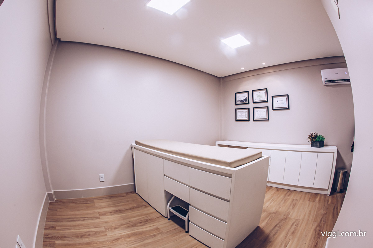 Sala de exame do consultório do Dr. Joaquim Fernandes